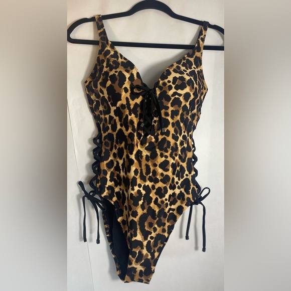 Bar III Cheetah Animal Print Lace Up One-Piece Swimsuit Size Small NWT - Picture 4 of 13